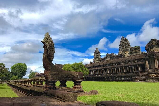 1-Day Angkor Wat Cycling Tour: Scenic Bike Adventure in Siem Reap - Meeting Hok at 8:00 and the practical ride setup