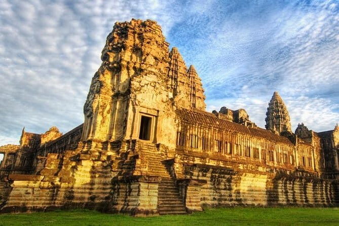 1 day special Tour: Angkor Wat,Bayon,Ta Prohm, Bantey srei and Beng Mealea - Angkor Thom gates and Bayon faces: where the carvings hit harder