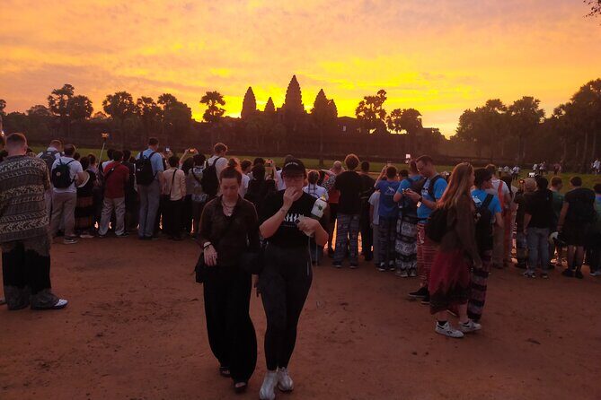 1 Day sunrise & temples Tour - Bayon temple faces: the Buddhist center of the Angkor story
