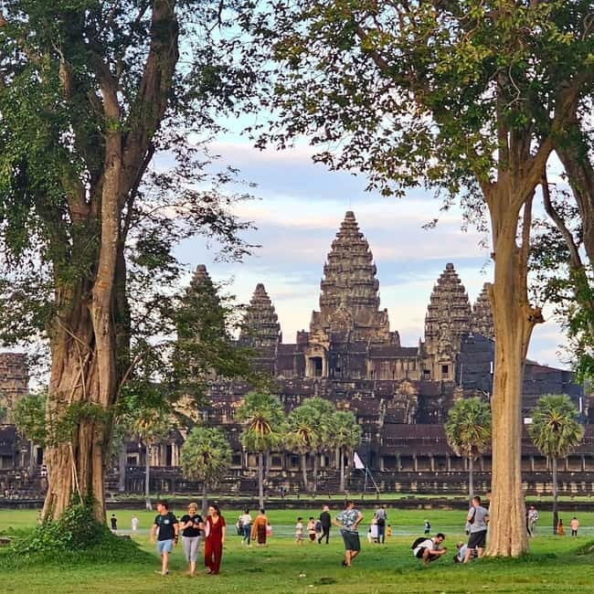 1-Day Trip to Angkor Wat with a Private or Shared Guide in Spanish - Ta Prohm: The Roots, the Drama, and Why It’s Worth Standing Still