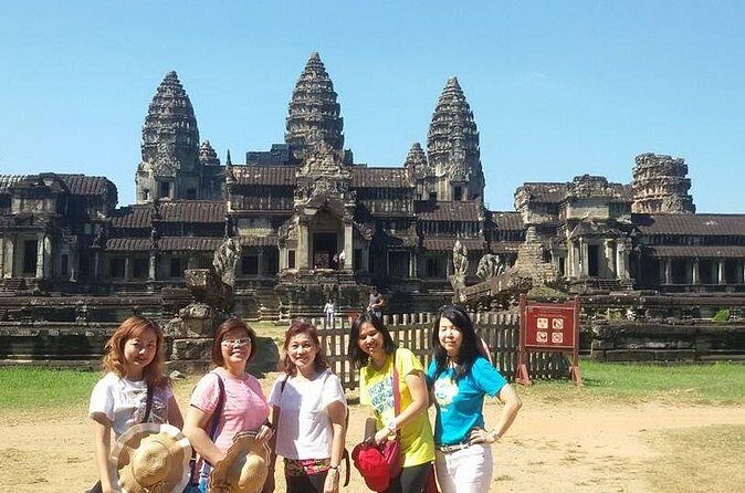 2-Day private Tours in Angkor Wat, Ta Prohm & Kampong Phluk Eco-tourism - Ro Lous Market: a quick hit of morning river life
