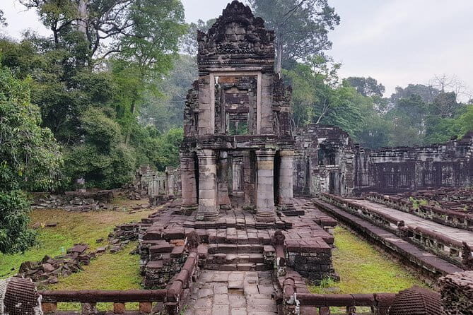 2 days private tour: Angkor sunrise, Banteay Srei, Kulen mountain, Beng Mealea - First stop: Angkor Wat sunrise at 4:45 am