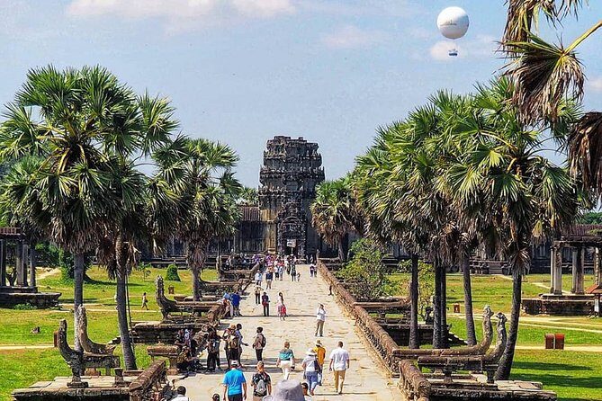 4-Day Tour(The Amazing Face, Jungle of Temple & Holy Clay) - Banteay Srei: pink sandstone carvings without the giant-site rush