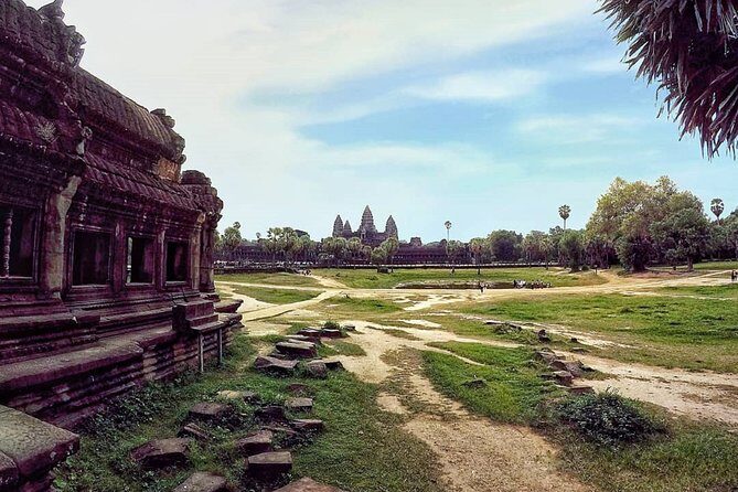 4-Day Tour(The Amazing Face, Jungle of Temple & Holy Clay) - Angkor Wat sunrise at 4:30 am: the payoff of early starts
