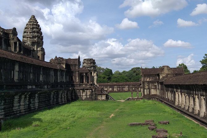 Angkor Classic Tour - Angkor Thom South Gate and Bayon: Faces, Moats, and Directional Drama