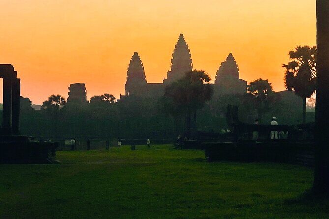 Angkor Sunrise tours with Benteay Srei and Bengmealea Landmine, - Guides and photo support: how you get more than stone selfies