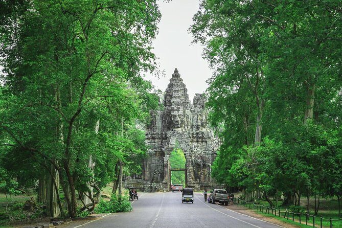 Angkor Wat Small-Group Sunrise Tour from Siem Reap - Stop 4: Bayon Temple (50 minutes) and the 200 smiling faces
