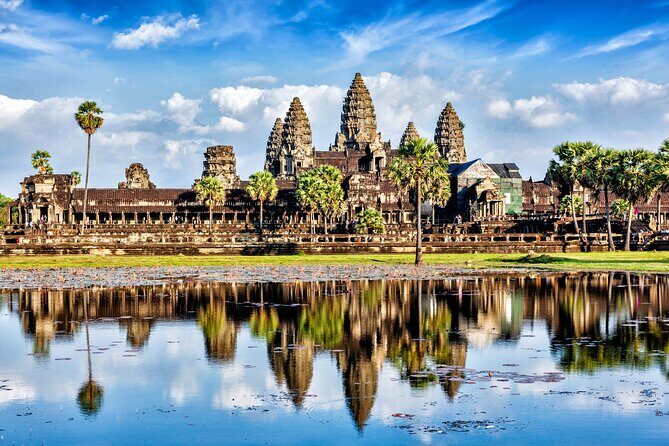 Angkor Wat Small Group Tour Inclusive lunch - Angkor Thom’s walls and Bayon’s stone faces