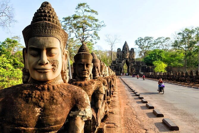 Angkor Wat & Small Tour with Bonteay Srei Temples - Sunrise at Angkor Wat: the route starts with light and layout