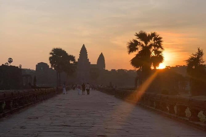 Angkor Wat Sunrise by Tuk Tuk – Personalized Private Tour - Bayon Temple: those smiling faces, best handled with a guide