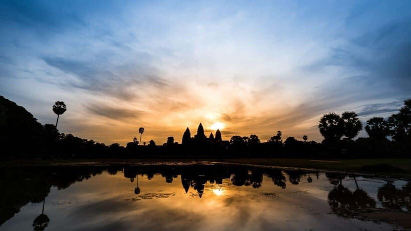 Angkor Wat: Sunrise: Ta Prohm and Bayon Temple Tour - Getting into Angkor Wat from the eastern side: why darkness can be a plus