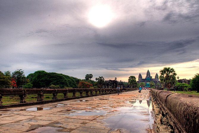Angkor Wat Sunset Tour - Bayon’s smiling faces: where the carvings feel alive