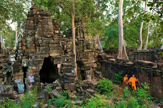 Banteay Chhmar Temple & Silk Farm Private Day Trip from Siem Reap - West Baray and Svay Romiet Pagoda: A Break With Khmer-Era Context