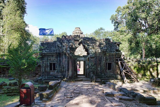 Banteay Srei & Angkor Big Circuit Tour - Stop 3: Eastern Mebon and the dry East Baray setting