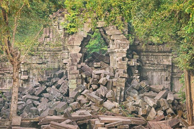 Beng Mealea Jungle Temple Rolouse Group temple - Bakong: the pyramid temple that anchors the whole day