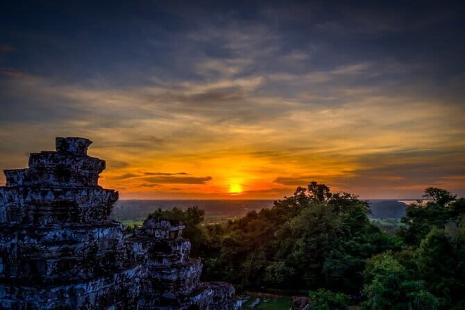 Classic Angkor Wat Sunrise Full Day Private Guide Tour - Stop 4: Bayon Temple and the smiling faces at softer light