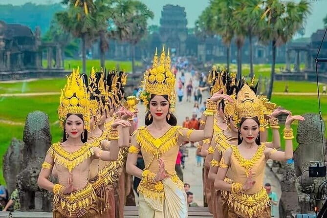 Exclusive Angkor temples and Small group temples tours - Ta Prohm: where the jungle makes the mood
