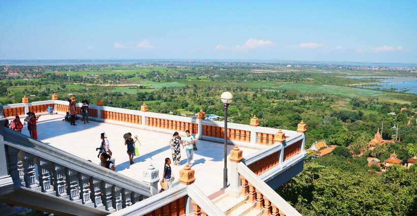 From Phnom Penh: Oudongk Mountain and Koh Chen Island Tour - Oudongk Mountain Hike: the 510 steps to stupa views and 5,000 Buddhas