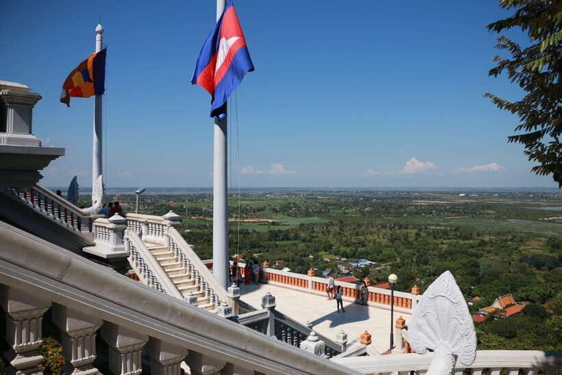 From Phnom Penh: Oudongk Mountain and Koh Chen Island Tour - Davuth’s guiding style: why the day feels organized (not scripted)