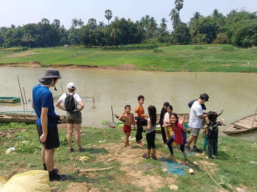 Full-day: Handicraft, Bamboo train, Killing cave, Bat Cave - Rice paper, dried bananas, and rice wine: the tastings that make the culture real