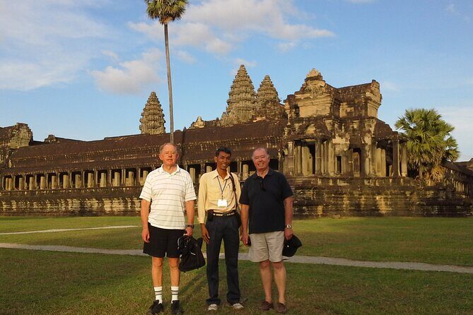 Full-Day private Tour with Sun Rise in Lost City & Angkor Wat from Siem Reap - Sunrise at Angkor Wat: entering in darkness and watching the temple appear