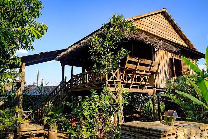 Full-day: Wat Banan. Old bamboo train. Bat Cave. Killing cave - Food along the way: snacks, lunch, and why it’s more than fuel
