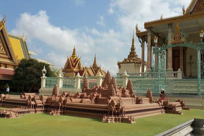 Half-Day Royal Palace, Wat Phnom & Independence Monument Tour - Who should book this Phnom Penh half-day tour