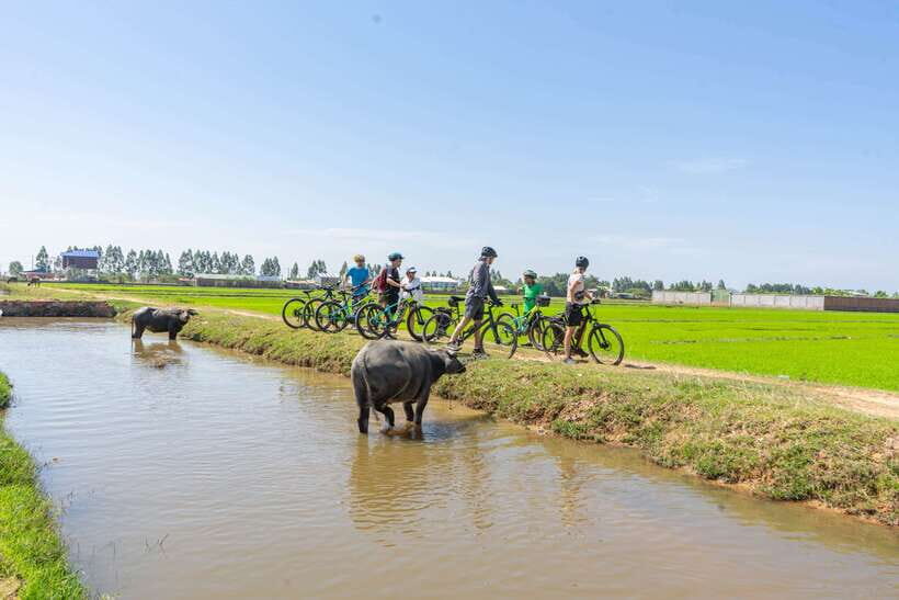 Kampong Phluk: Floating Village Sunset Bike Tour or E-Bike - From Siem Reap pickup to dirt roads: how the morning sets the tone