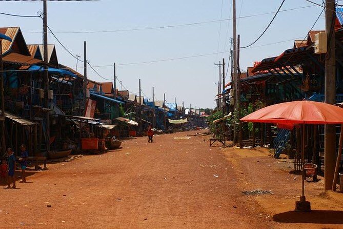 Kampong Phluk Floating Village & Sunset Lake Canoe Tour - Kampong Phluk stop: harbor of tusks and three communities on the water