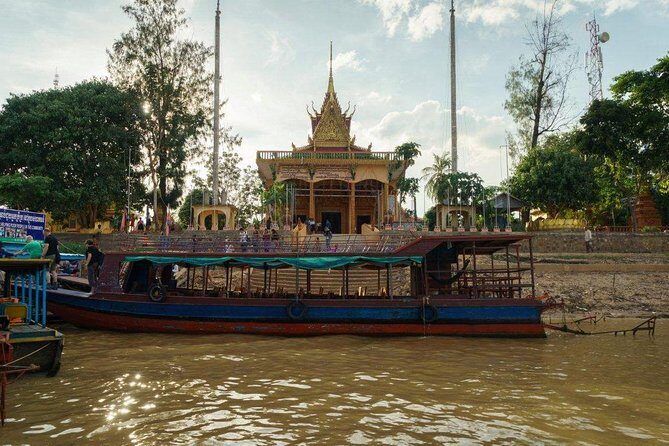 Kampong Phluk Floating Village Tour by Boat - The floating cafe stop: a gentle pause and real sunset time