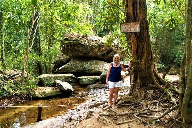 Kbal Spean Trekking Tour with Banteay Srei and Landmine Museum - Banteay Srei: pink sandstone carving heaven (and why people love it)