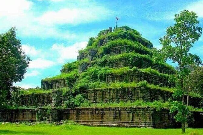Koh Ker Pyramid Temple & Beng Mealea Jungle Temple - Prasat Thom: the 30-meter temple-mountain that dominates Koh Ker