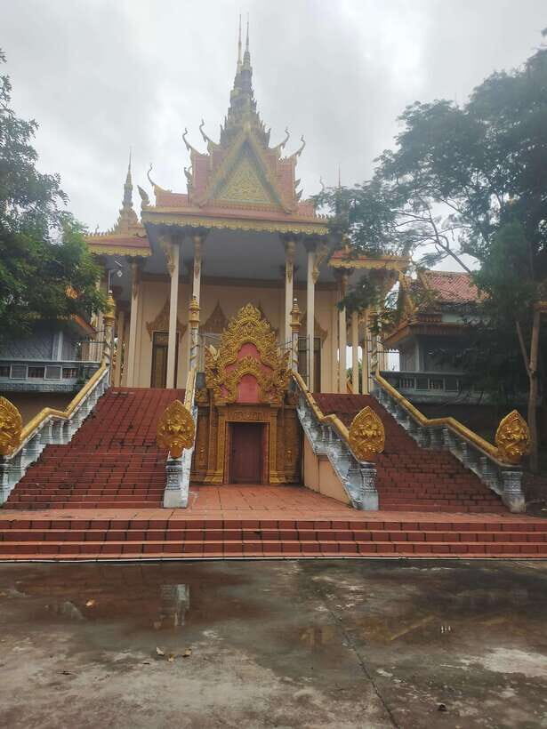 Morning Tuk tuk: City, Handicrafts, Killing field, Temples - Wat Samrong Knong: Old Temple, Brick Stupa, and the Khmer Rouge Site