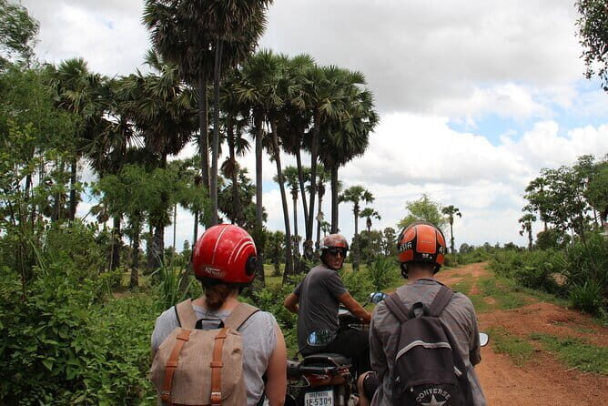 Motobike Countryside Adventure - Full day with lakeside lunch - Rural Cambodia by scooter: the point of this Siem Reap day