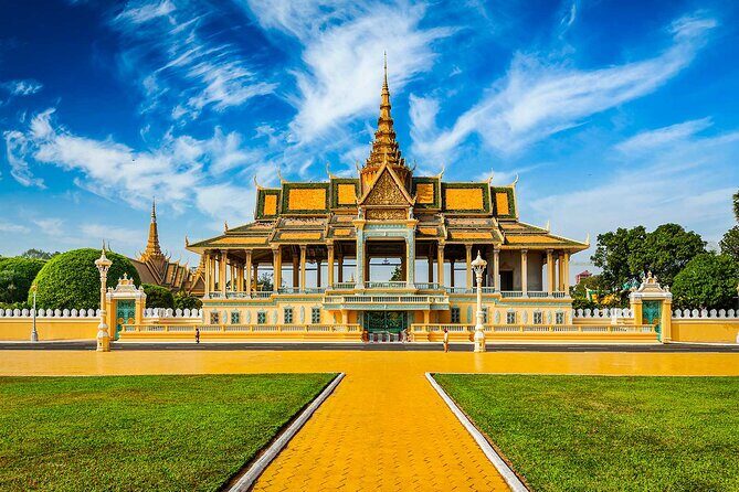 One Day Private Guide Tours History in Phnom Penh Incl. admission - Hotel pickup and heat-smart logistics in an air-conditioned car