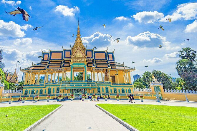 Oudong Mountain and Phnom Penh Full Day Private Tour - Wat Phnom and the story behind Phnom Penh