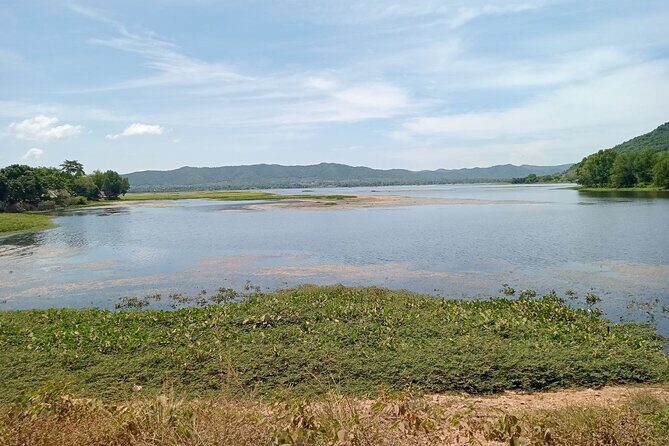 Phnom Penh Kampot Kep Tour "Pepper Farm, Salt Field, Crab Market" - Phnom Chhngok Cave Temple: pre-Angkorian stop with a road reality