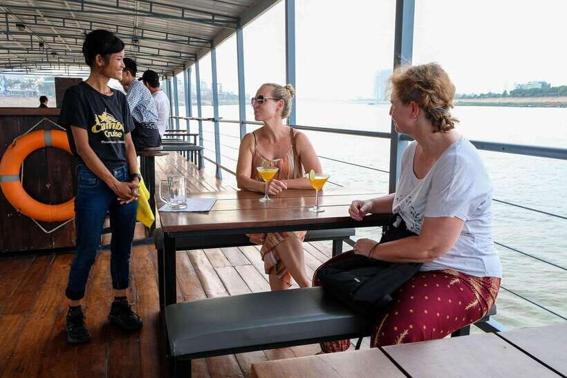 Phnom Penh: Mekong Sunset Dinner Cruise with Live Music - Getting to the meeting point near Kroeung Garden (without stress)