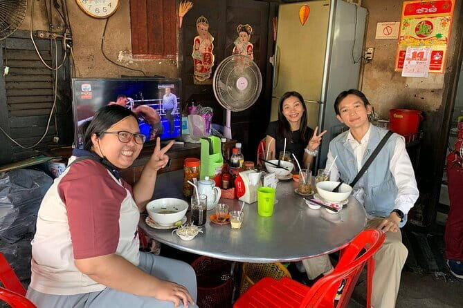 Phnom Penh Morning Breakfast, Market and Art Tour by Tuktuk - Stop 1: Getting Oriented in Phnom Penh, Then Moving with Purpose