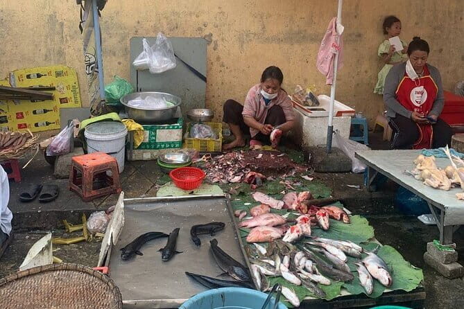 Phnom Penh Morning Breakfast, Market and Art Tour by Tuktuk - Stop 5: Café Chiet—Tea/Coffee and a Calm Finish Near the Royal Palace