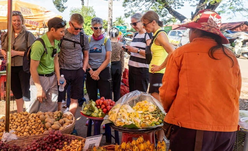 Phnom Penh: Morning Foodie, Market Walking & Street Art Tour - Independence Monument photo stop: quick and useful, not a long detour