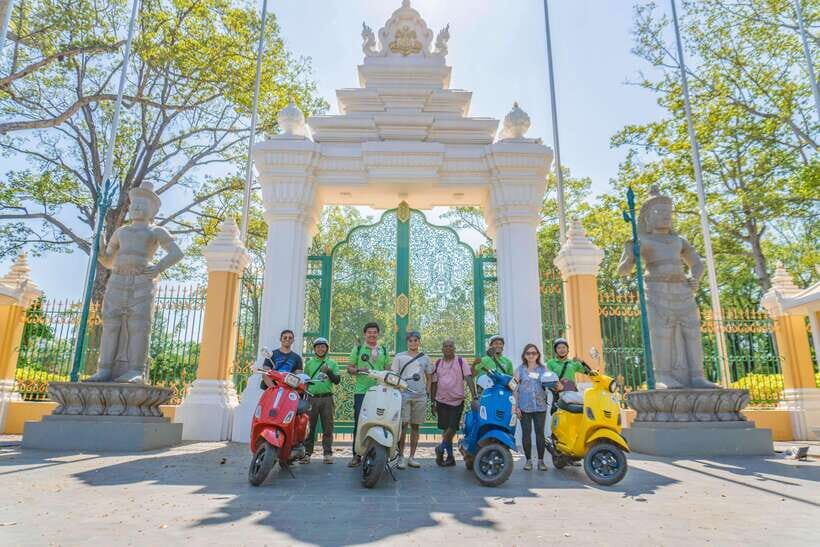 Phnom Penh: Morning Foodie, Market Walking & Street Art Tour - Coffee at the end: your palate’s last assignment