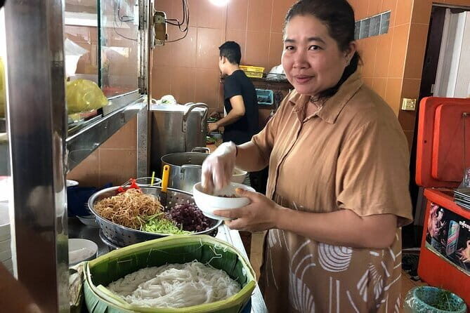 Phnom Penh Night City Highlights & Local Food tour by Tuktuk - Key things to know before you go