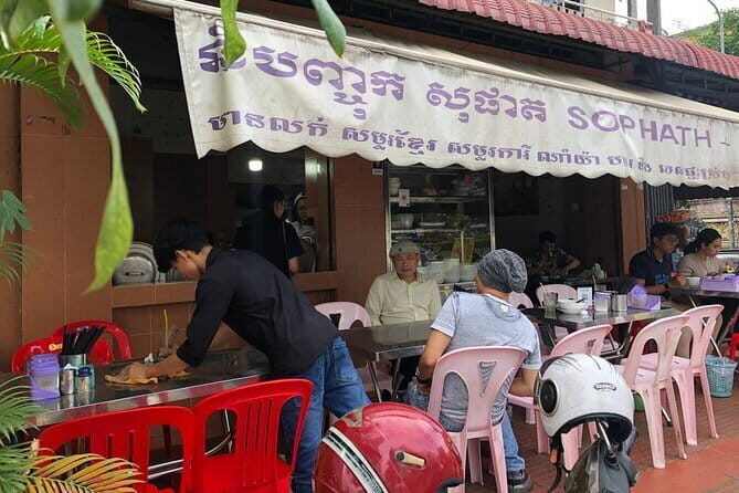 Phnom Penh Night City Highlights & Local Food tour by Tuktuk - Why this Phnom Penh night tour works so well