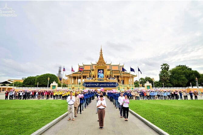Phnom Penh Night City Highlights & Local Food tour by Tuktuk - Stop 4: A long-running family rice-and-meals spot (ចែស្រស់ លក់បាយ, យ៉ាងចូវចាស់)