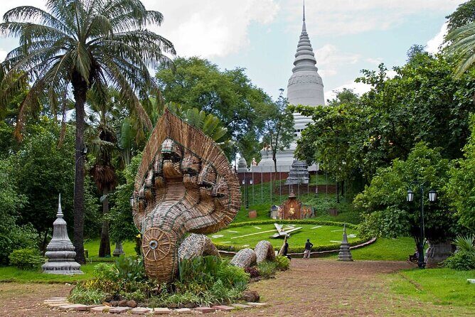 Phnom Penh Tours and Mekong River cruise - National Museum stop: the calm between big moments
