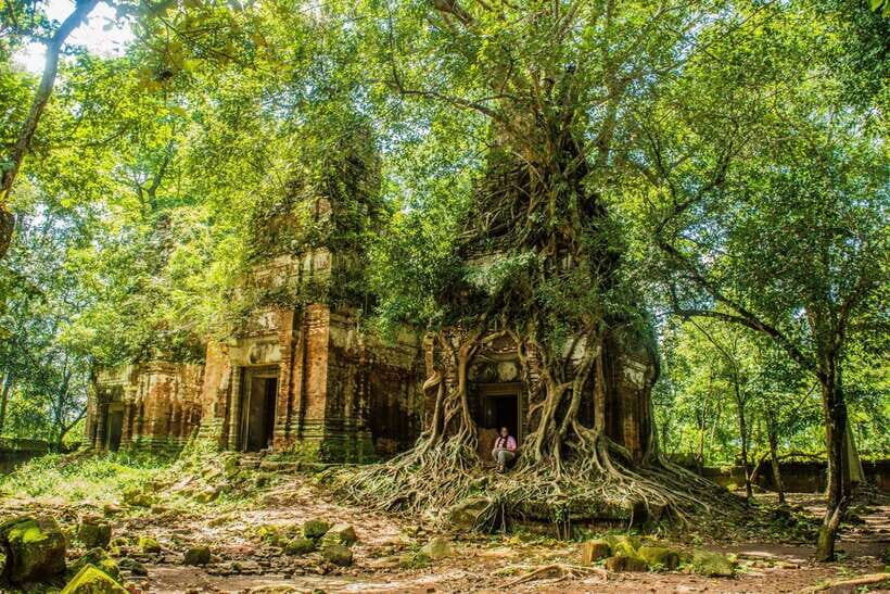 Prasat Thom, Koh Ker Group & Beng Mealea Full-Day Tour - Prasat Thom at Koh Ker: Why This Temple Feels Like a Plot Twist