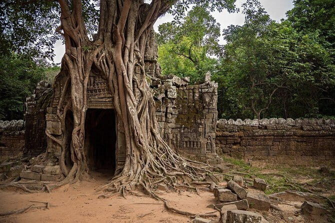 Preah Khan, Neak Pean, Ta Som-East MebonTemple - Grand Circuit - Pre Rup: the twin temple built for Hindu worship