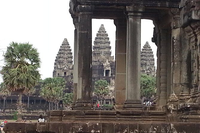 Private 03 Day Tour-Discovery of Angkor Temples Siem Reap - Meeting your guide and staying comfortable in Siem Reap heat