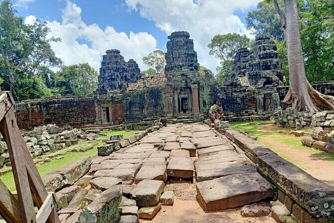 Private Angkor Wat Guided Sunset Tour - Bayon faces and that moment the mood shifts